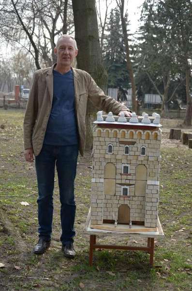 Майстер з Рівненщини виготовив вулик у вигляді вежі Луцького замку