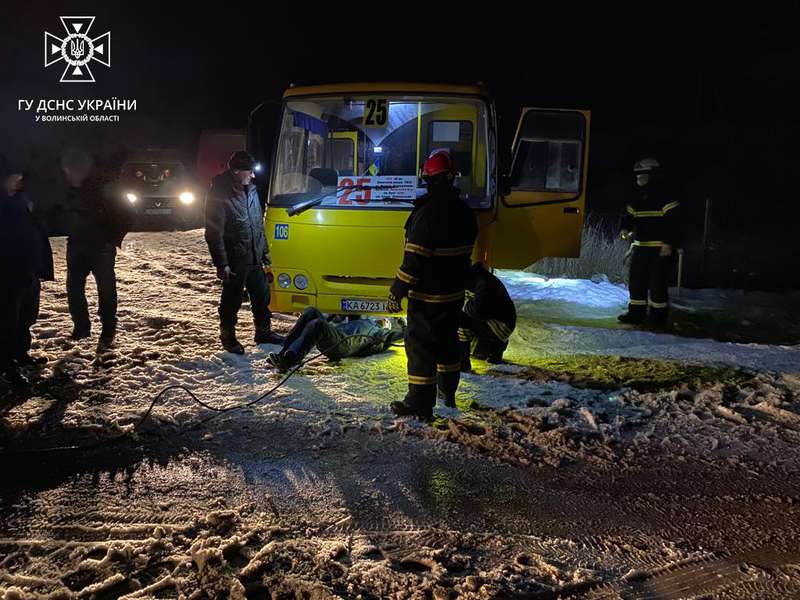Тягач, «швидка», автобус: рятувальники допомогли водіям, які «застрягли» на дорозі (фото)