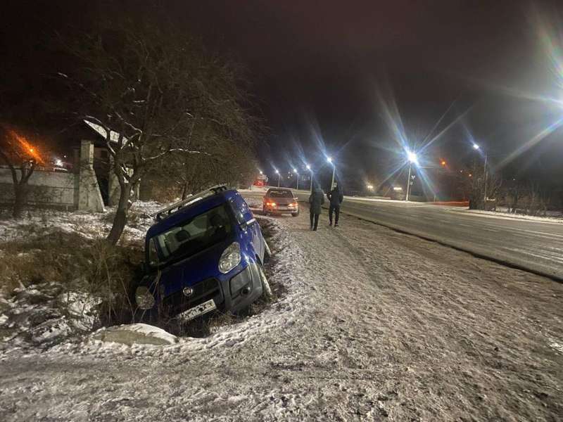 У Нововолинську авто з'їхало в кювет (фото)