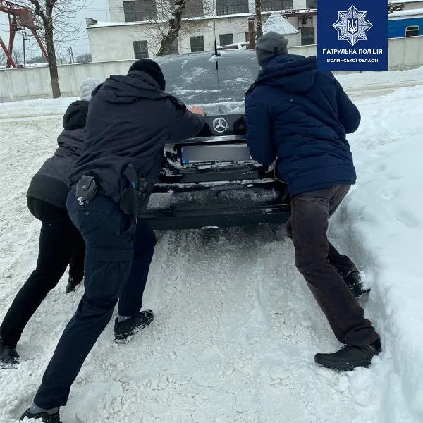 Волинські патрульні допомагають водіям під час негоди (фото)