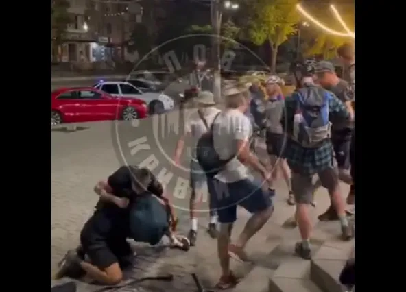 У Кривому Розі чоловіки з’ясовували, «хто під*р, а хто воює» (відео)