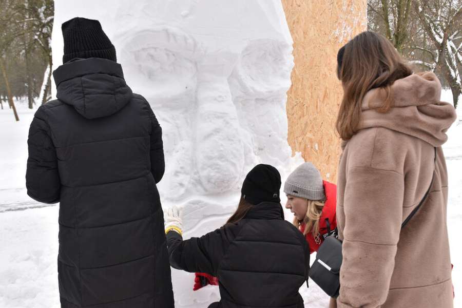 У луцькому парку ліплять снігові скульптури (фото)