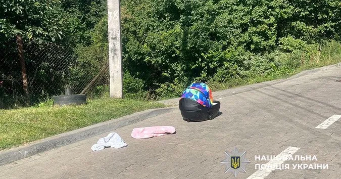 У Львові чоловік ледве не вбив немовля, бо забув його на даху автівки