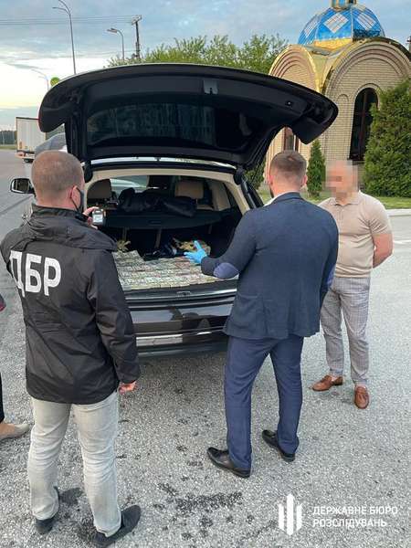 684 тисячі доларів з багажника скандального волинського митника передали на ЗСУ