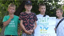 У Луцьку «дитячий блокпост» за день збирає до 3000 гривень на ЗСУ (відео)
