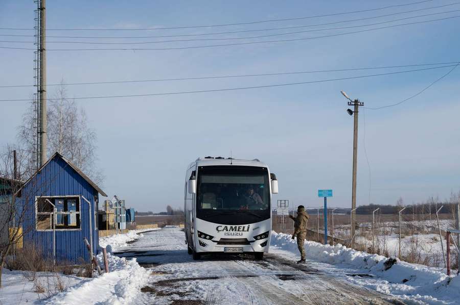 «Наші – вдома»: Зеленський заявив про повернення з полону 207 людей (фото)