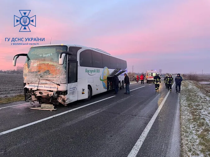 Смертельна ДТП на Волині: легковик протаранив автобус (фото)