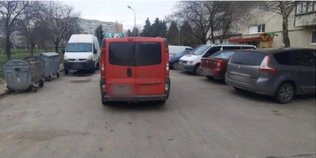 У Луцьку Opel, здаючи назад, збив жінку – її госпіталізували (фото, відео)