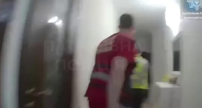 Впала і не могла встати: у Луцьку рятували жінку (відео)