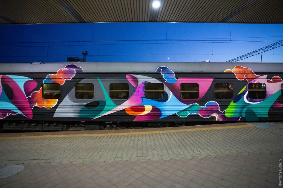 Лучанин креативно розмалював вагон поїзда Укрзалізниці (фото)