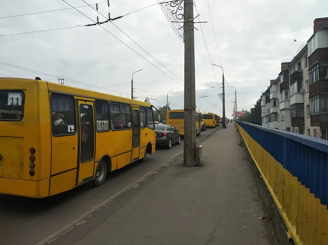 Луцьк стоїть у заторах: ремонтують дорогу (фото, відео)