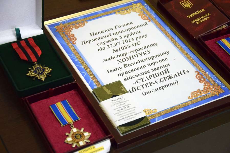 У Луцьку рідним загиблих прикордонників вручили їхні нагороди (фото)