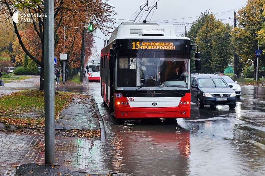 Луцьк знову затопило: рух тролейбусів паралізувало (фото)
