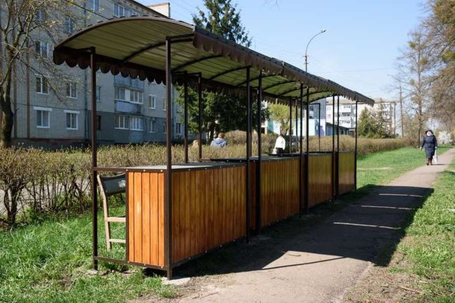 У Луцьку на Володимирській і Конякіна з'явилися ятки для торгівлі городиною (фото)