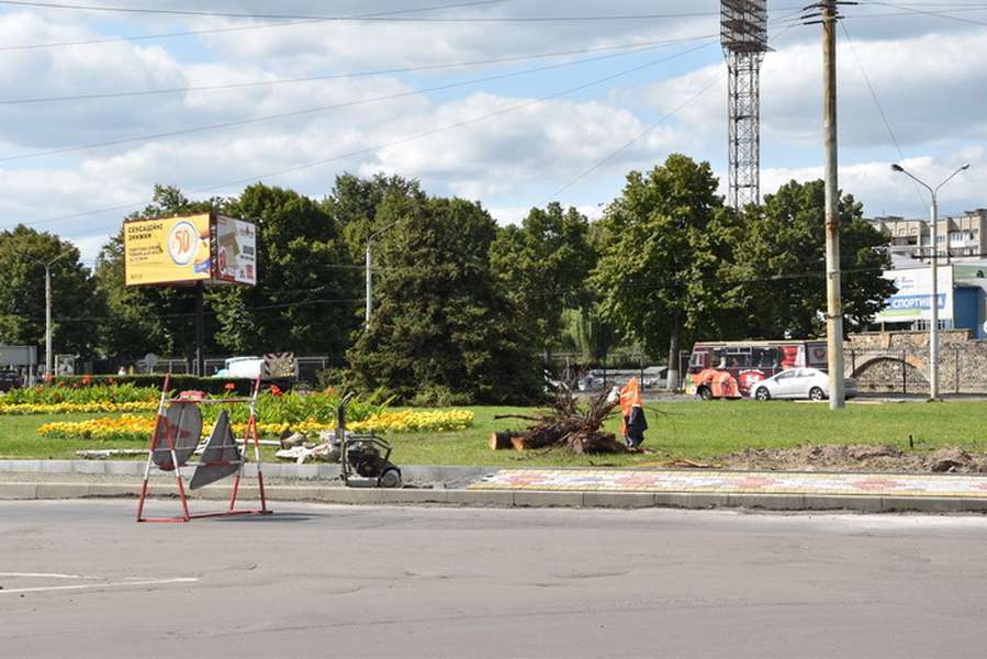 Як у Луцьку ремонтують дороги та прибудинкові території (фото)