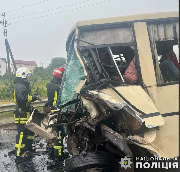 Четверо загиблих: на Львівщині зіткнулися рейсовий автобус і вантажівка (фото)