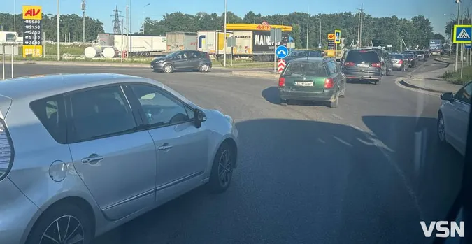 Під Луцьком через аварію утворився величезний затор