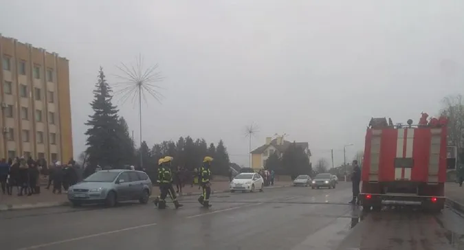 У Нововолинську міськраду «замінували» рюкзаком з брудним одягом (фото)