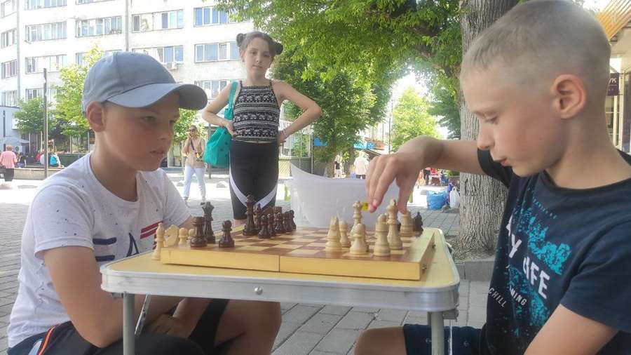 У Луцьку хлопчик-переселенець з Бучі збирає гроші для ЗСУ грою в шахи (відео)