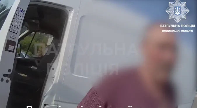 Вліпив під лобове скло: на Волині зловили водія з чужим номерним знаком (відео)