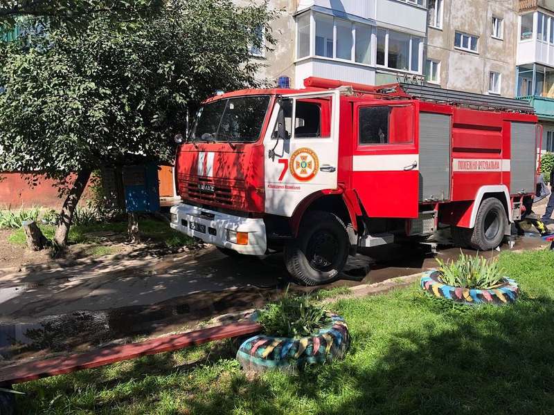 У Володимирі-Волинському сталася пожежа у п'ятиповерхівці (фото, відео)