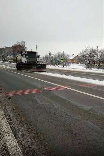 На дорогах Волині ліквідовують наслідки снігопаду (фото)