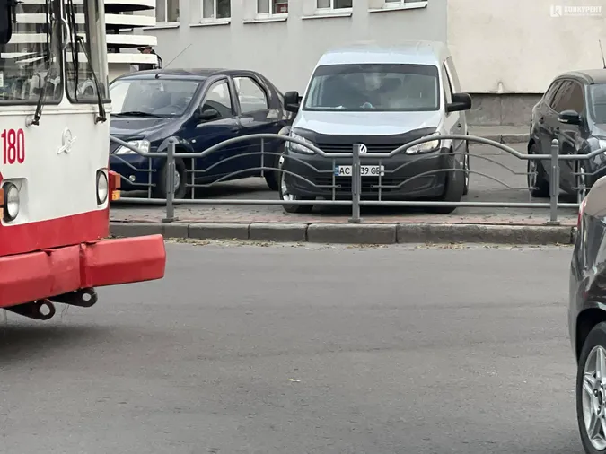 У центрі Луцька тролейбус протаранив авто (фото)