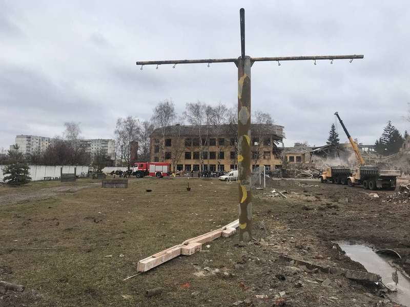 Обстріл в Охтирці: загинули десятки українських бійців, тіла російських знаходять по місту