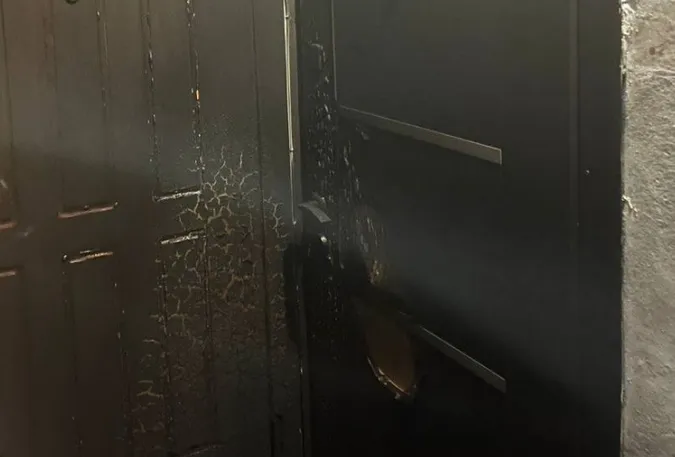 Помстився: у Луцьку молодик із Сум підпалив двері сусідам (фото)