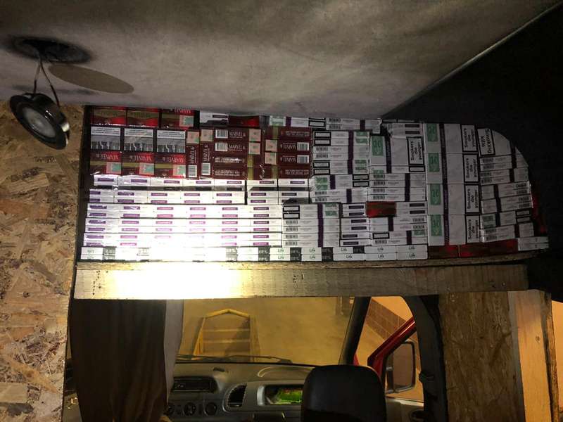 У «Ягодині» прикордонники виявили в мікроавтобусах понад 10 тисяч пачок сигарет (фото)