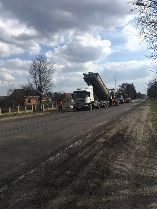 Показали, як ремонтують дорогу в Копачівці (фото)