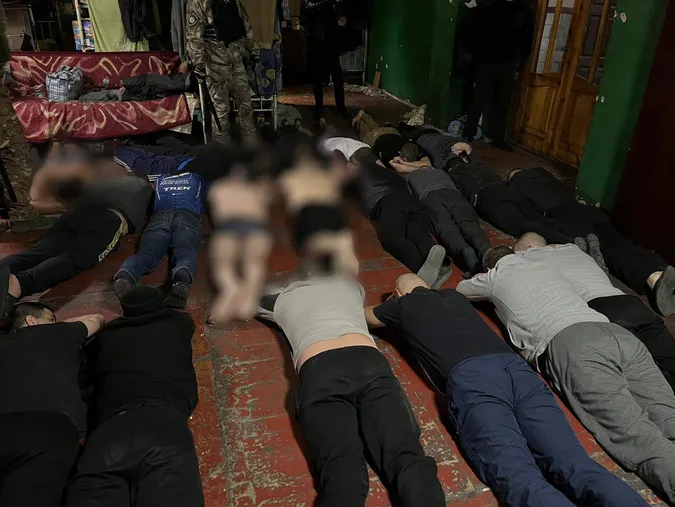 У Маневицькій колонії викрили банду шахраїв (фото, відео)