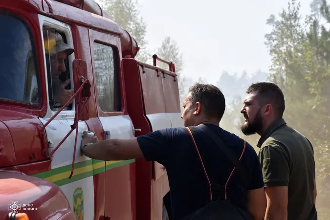 У Луцькому районі майже дві доби гасять масштабну лісову пожежу (фото)