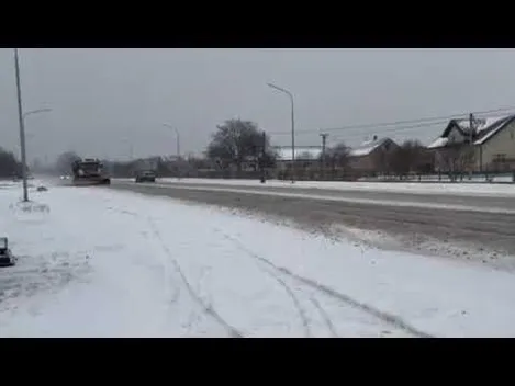 На Волині дороги від снігу чистять 35 одиниць спецтехніки (відео)
