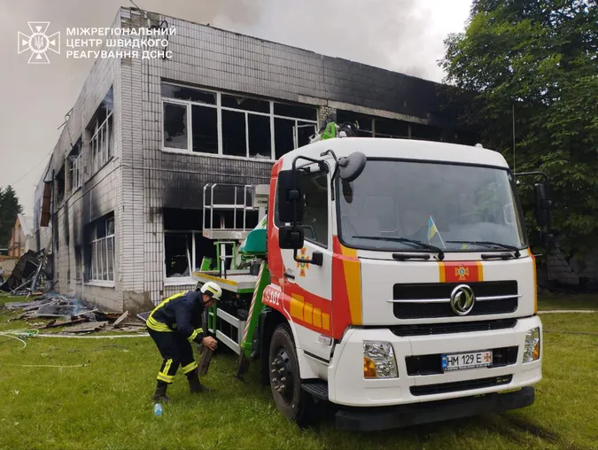 Понад 16 годин приборкували масштабну пожежу на підприємстві в Ромнах (відео)