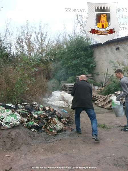 У Луцьку муніципалам «здали» підприємця, який палив сміття (фото)