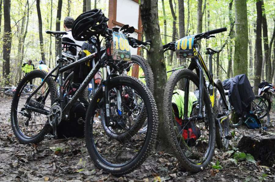 У лісі біля Луцька змагалися велосипедисти з усієї України (фото)