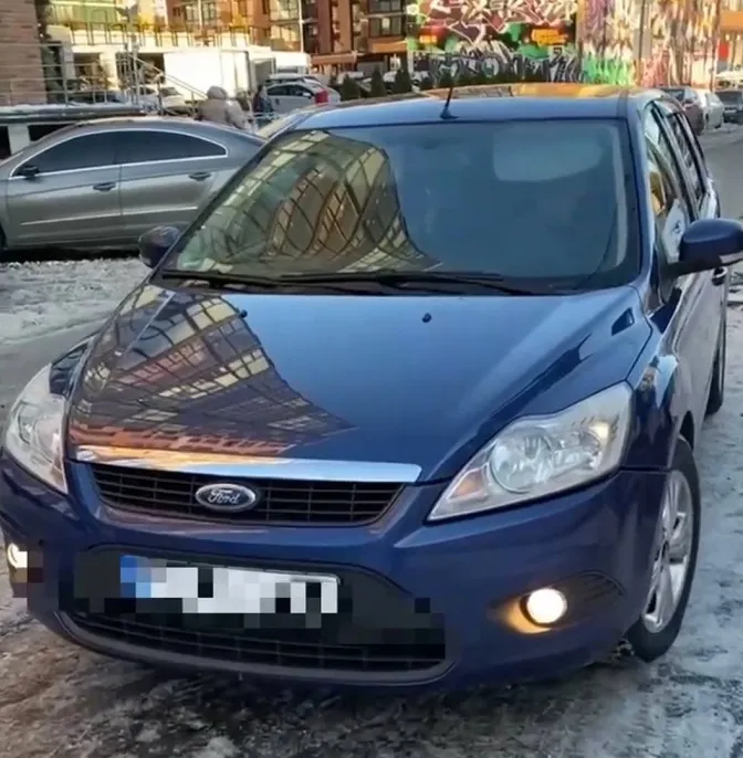 У Луцьку водій Ford викинув постанову від муніципалів та поїхав (відео)