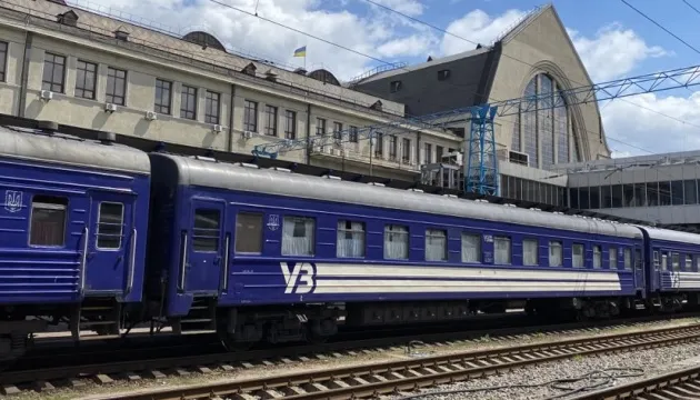 Укрзалізниця тимчасово призупинила продаж квитків на окремі рейси після 21 січня