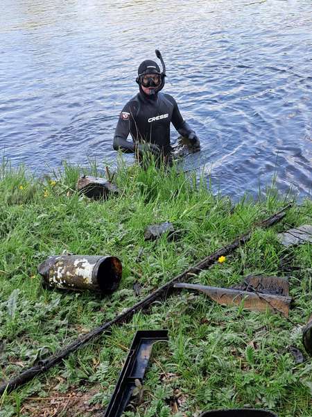 Залізяки, бите скло і пластик: що «зловили» у водоймах Волині (фото)