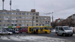 У Луцьку біля медколеджу не розминулися "опель" і маршрутка (фото)