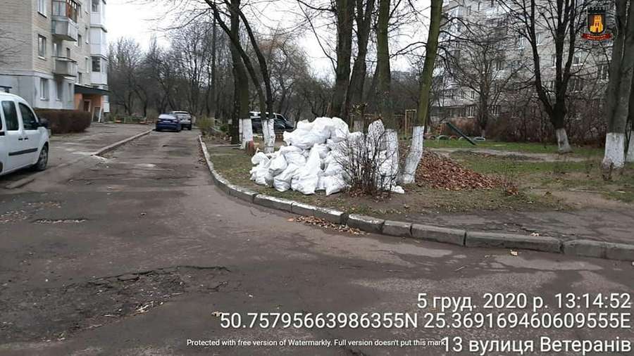 Поскаржилися сусіди: в Луцьку чоловіка покарають за будівельне сміття в дворі (фото)