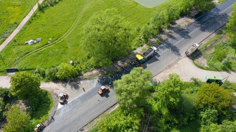 На дорозі Ковель-Жовква асфальтують з’їзди: рух у Литовежі ускладнений  (фото)
