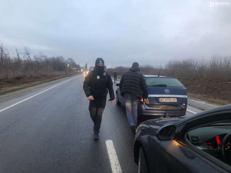 Воєнний стан: поліція перевіряє всі автівки, які рухаються у напрямку Луцька (фото, відео)