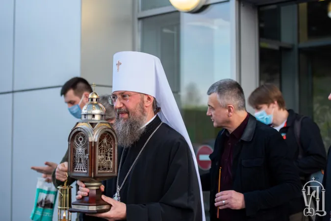 Благодатний вогонь доставили в Україну
