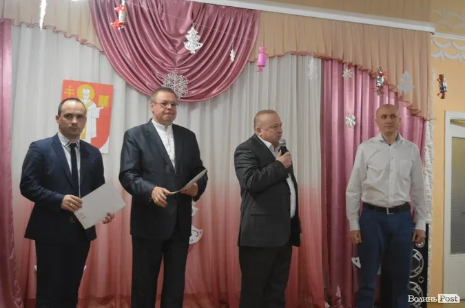Маленьким лучанам подарунки роздавали два Миколаї (фото)