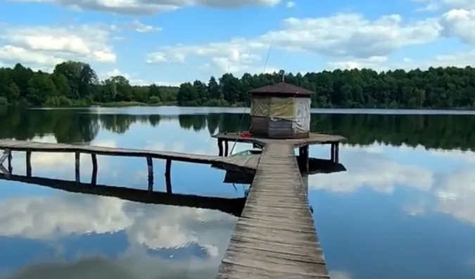 У центрі озера – альтанка та пірс вздовж берега: на Волині – дивовижна водойма (відео)