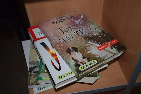 У луцькому ЦНАПі з'явилася поличка для обміну книгами (фото)