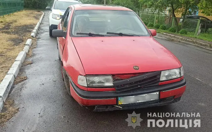 «Опель» vs бордюр: у Луцькому районі п'яний водій скоїв ДТП (фото, відео)