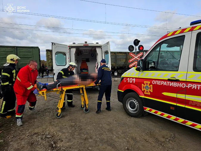 Постраждала 12-річна дівчинка: у Луцькому районі потяг збив легковик (фото)
